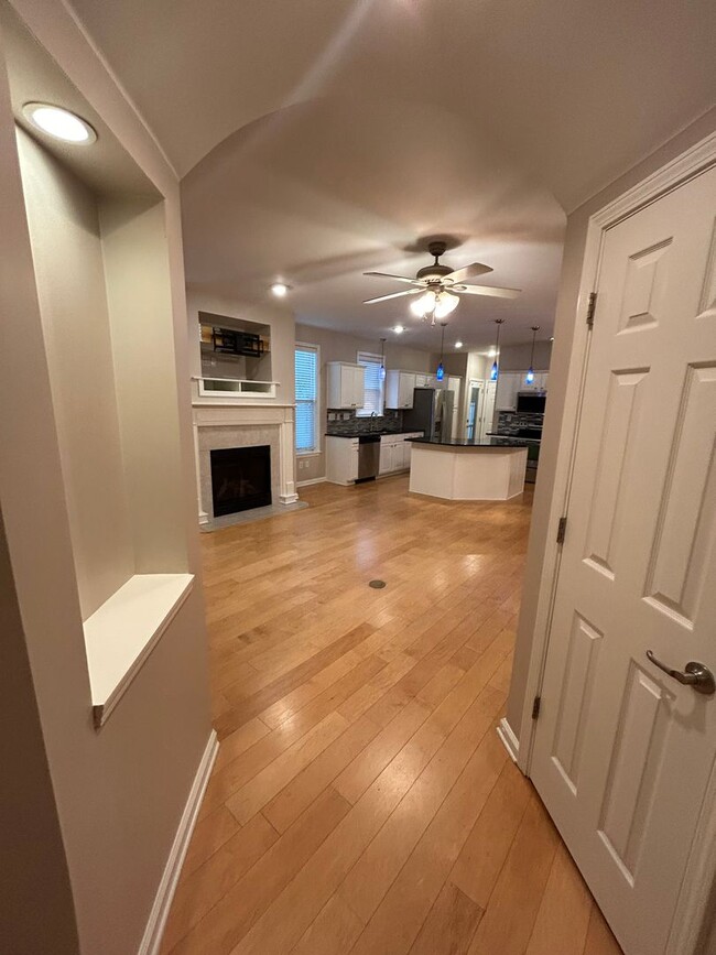 Building Photo - Large 3 bd 2.5 bath with all new paint! Fe...