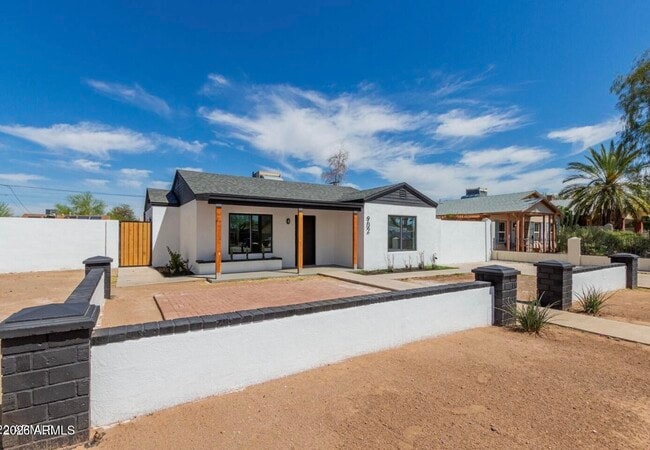 Building Photo - 902 E Fairmount Ave