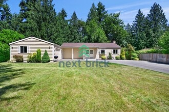 Building Photo - Expansive 4-Bedroom Sammamish Residence w/ Private Guest Suite & Included internet and landscaping.