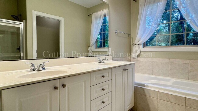 Building Photo - 8854 Plantation Landing Dr