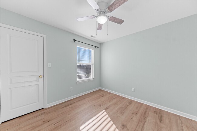 Building Photo - 467 Parkgate Dr