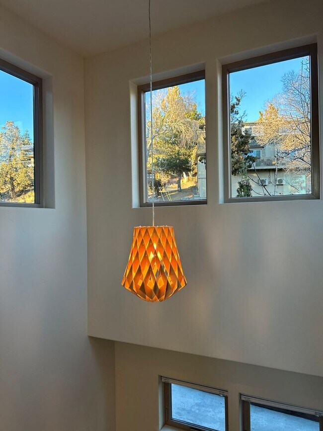 Building Photo - 1079 NW Quincy Ave