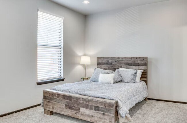 Building Photo - Large furnished Townhome in Norman!