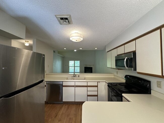 Building Photo - 14 Willow Tree Run