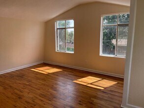 Building Photo - Carriage house: large two-story 1bed/1bath