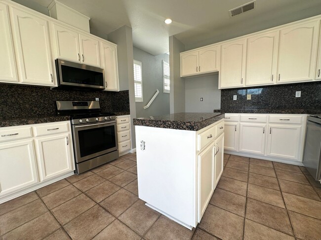 Building Photo - Gorgeous 5 Bed 3.5 Bath in Antioch with SO...