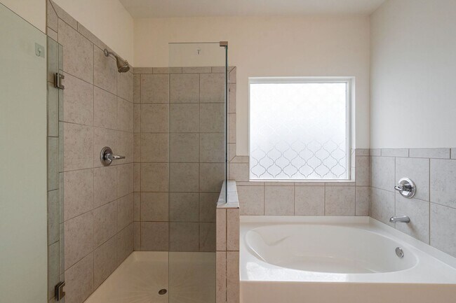 Building Photo - Move-In Ready Bogart Home with Open Layout and Private Fenced Yard