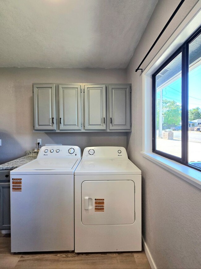 Building Photo - Beautifully Renovated 3-Bed. + Den, 2-Bath Rambler for Rent! ** LANDSCAPING INCLUDED!! ** + W/D!