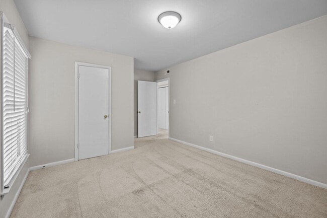 Building Photo - *MOVE IN READY* 3 Bed, 2 Bath Condo, Close to Uptown!!!