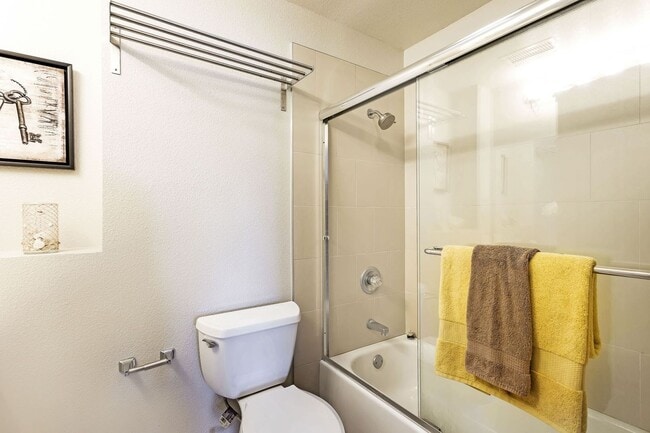 Building Photo - Gorgeous Spacious TownHome in Downtown Mou...