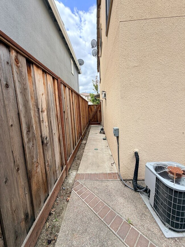 Building Photo - San Ramon Home Available Now!