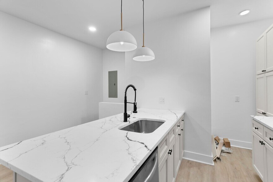 Kitchen - 2035 Forbes Ave