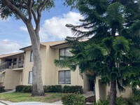 Building Photo - Boca Remodeled 2/2 split floorplan, 1st fl...