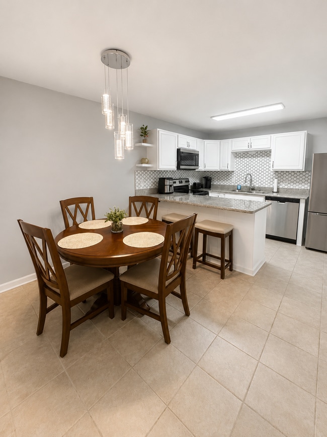 Building Photo - Spacious & Beautifully Updated Townhome in a Prime Location!