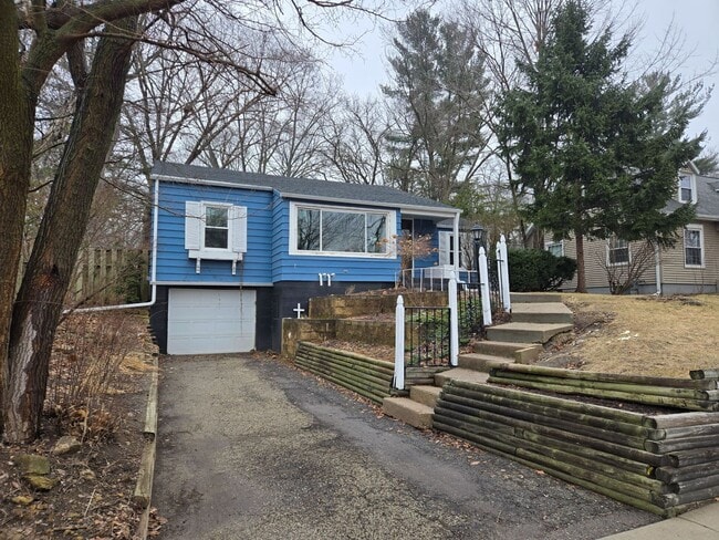 Building Photo - Charming West-Side Gem