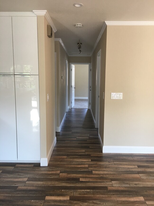 Building Photo - 1011 Big Bend Dr