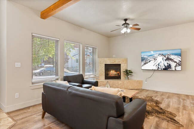 Building Photo - Charming, Furnished 3 bedroom Home w/ Garage