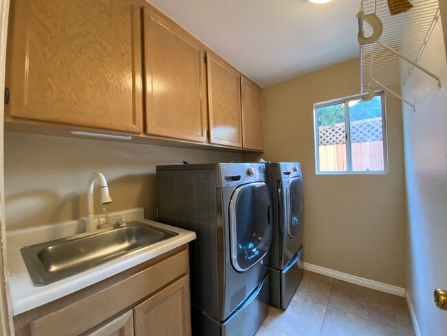 Building Photo - Santa Fe Hills 4 Bedroom Home