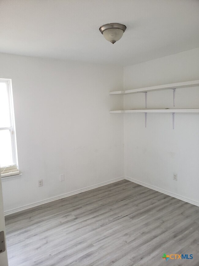 Building Photo - 1121 Dixon Cir