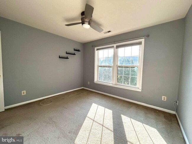 Building Photo - 5556 Village Center Dr