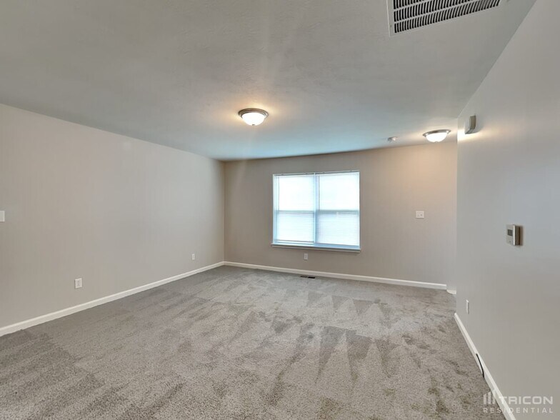 Building Photo - 906 W Clinton St