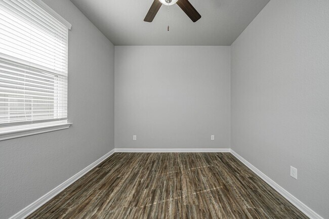 Building Photo - 614 Hollyhock Dr