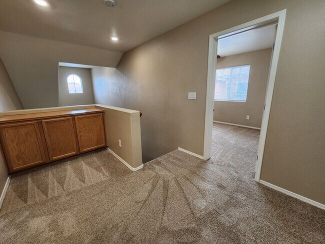 Building Photo - Charming 3 bedroom home with great curb ap...