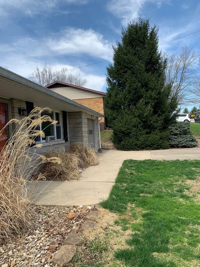 Building Photo - 4 BR House on the South Side of Bloomington!