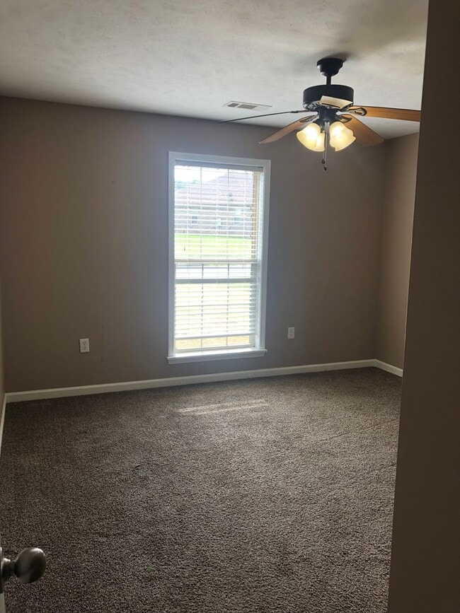 Building Photo - Charming 3-Bedroom Home in a Quiet Neighbo...