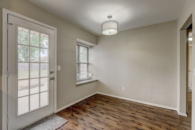 Building Photo - 816 N Briarcliff Dr