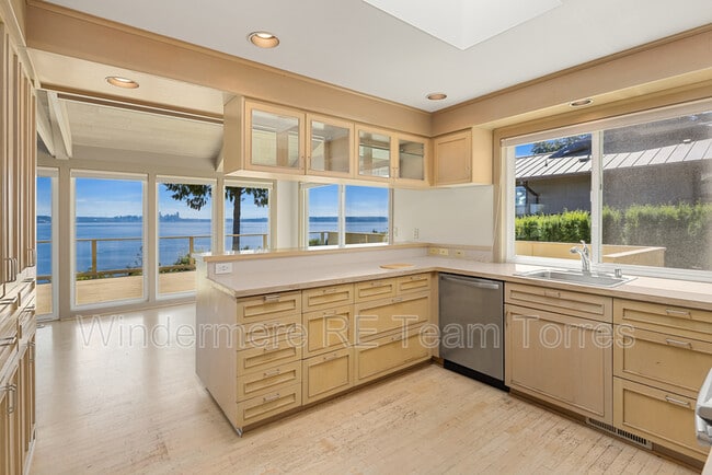 Building Photo - 10837 Bill Point Bluff NE