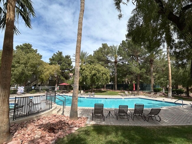 Building Photo - 1-Bed 1-Bath Condo in Guard Gated Community!