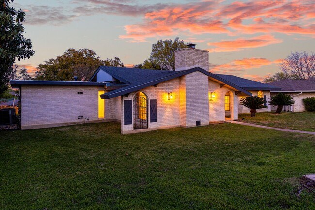 Building Photo - BEAUTIFULLY RENOVATED ONE STORY HOME IN A ...