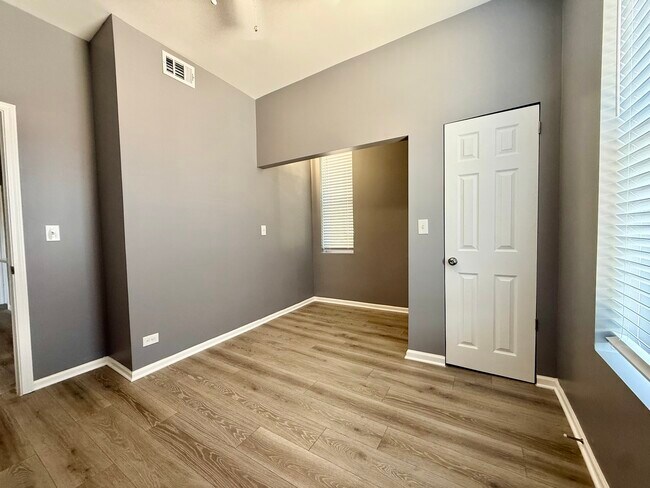 Building Photo - 5733 S Calumet Ave