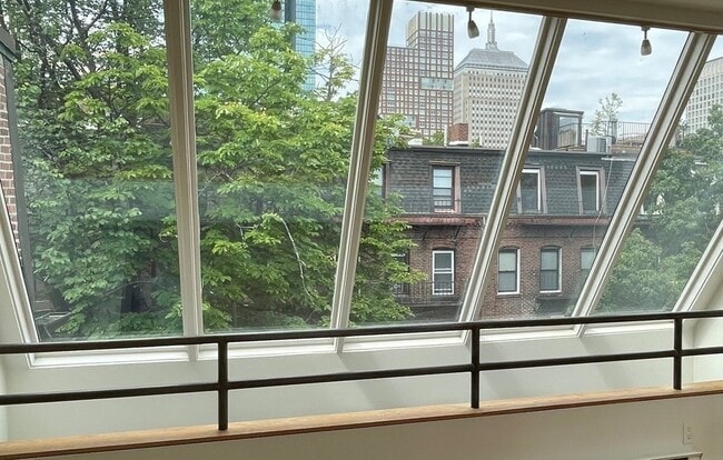 Building Photo - 33 Lawrence St