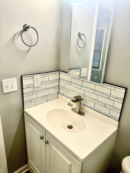 Brushed Nickel & Tile. - 120 Calvin Ct