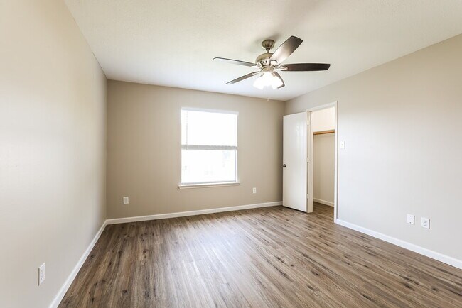 Building Photo - 2422 Fox River Ln