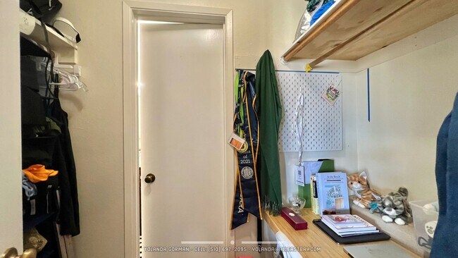 Building Photo - Lovely Top Floor Studio at Watergate Community - Partially Furnished