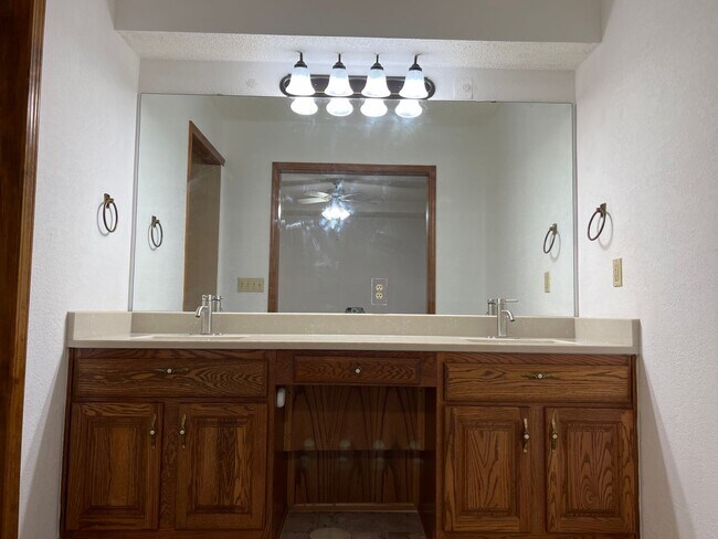 Building Photo - Spacious 3 Bedroom