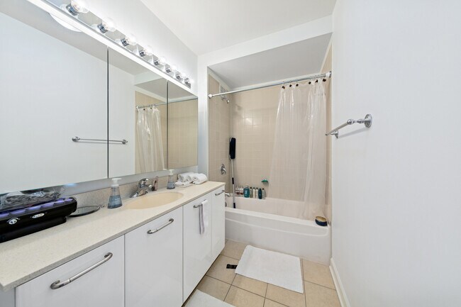Building Photo - 420 E Waterside Dr