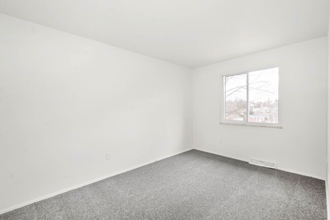 Building Photo - AVAILABLE OCT 1ST!! BEAUTIFUL 4 BEDROOM IN...