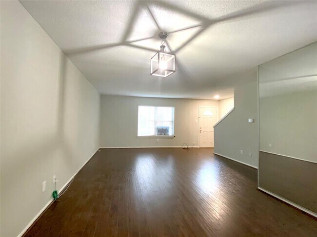 Building Photo - 515 Tallowood Rd