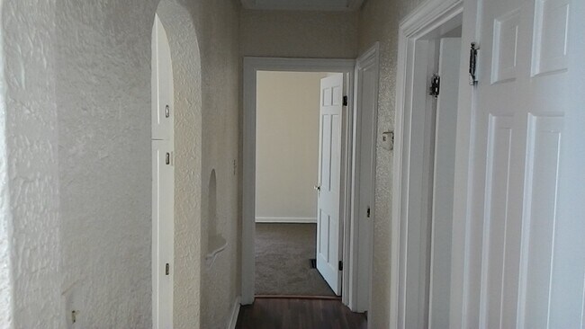 Building Photo - DAYTON, OH - SINGLE HOME - 2 BED, 1 BATH - $825