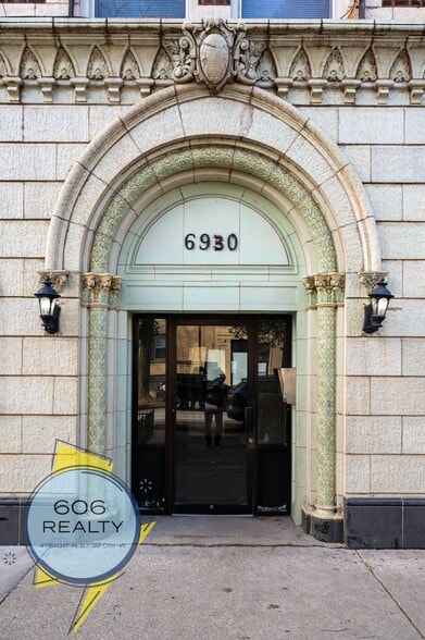 Building Photo - 6930 N Greenview Ave