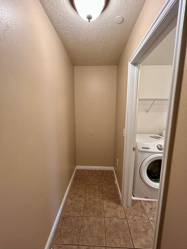 Building Photo - Bright 3-Bed, 2-Bath Condo with Mountain Views & Community Amenities