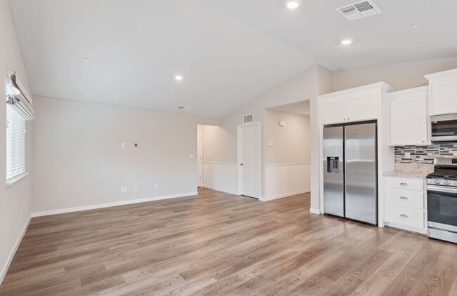 Building Photo - **Welcome Home to Your Dream Residence in Roseville!**