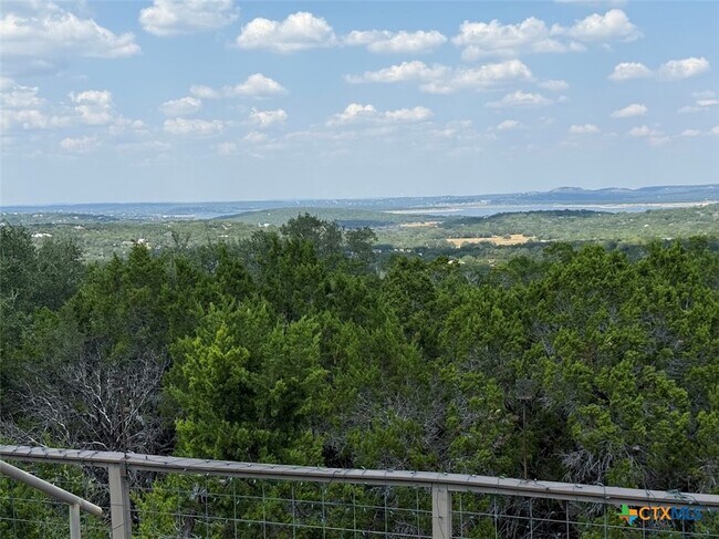 Building Photo - 901 Madrona Dr