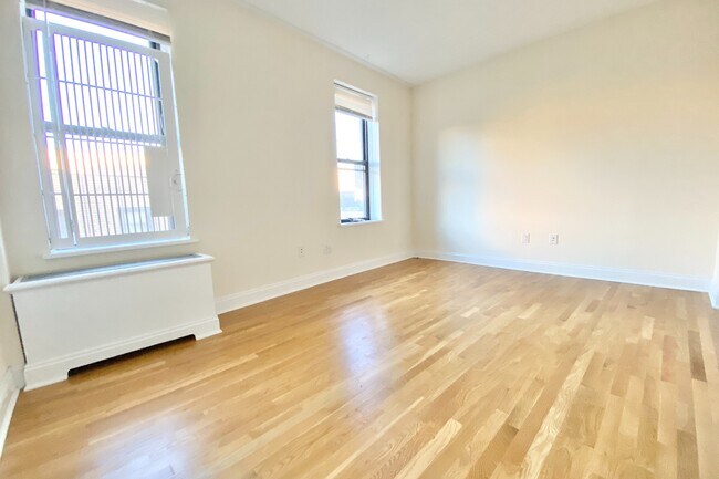 Building Photo - 105 Pinehurst Ave