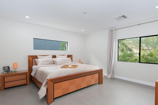 Building Photo - 2423 E Lincoln Cir