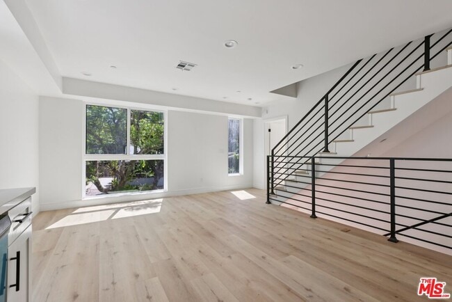 Building Photo - 2113 Holly Dr